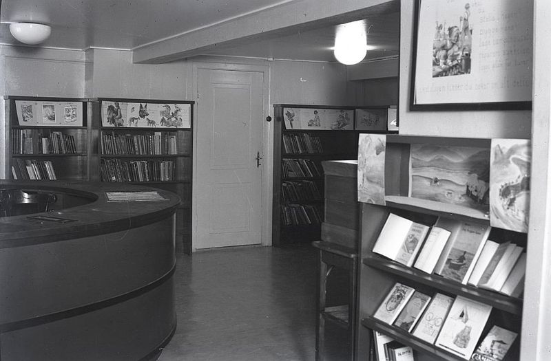 Bokhyller og skranke i bibliotek i 1939