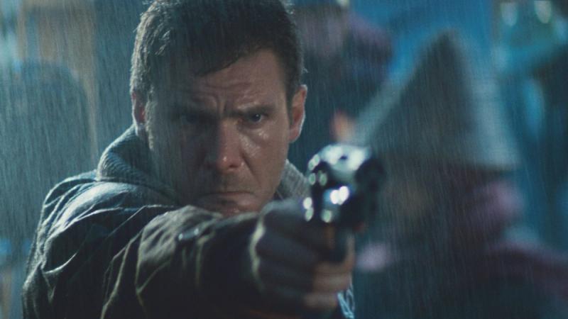 Harrison Ford sikter med pistol i Blade runner 1982 film