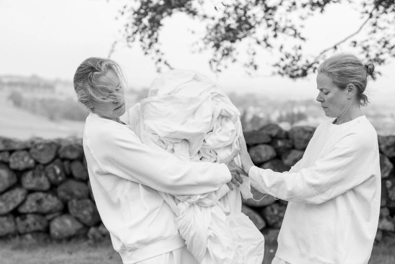 Fra danseforestillingen Kjære Baby, Din hengivne Pappa av Therese Markhus og Nina Ellen Ødegård foto © Anne Helen Robberstad