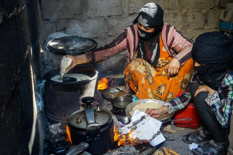 Mangel på brensel og gass tvinger Fatima til å brenne barnas skolebøker for å kunne lage et enkelt måltid.