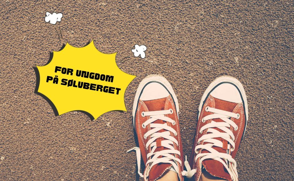 Bilde av et par converse sko i sand med en gul snakkeboble hvor det står ungdom på Sølvberget