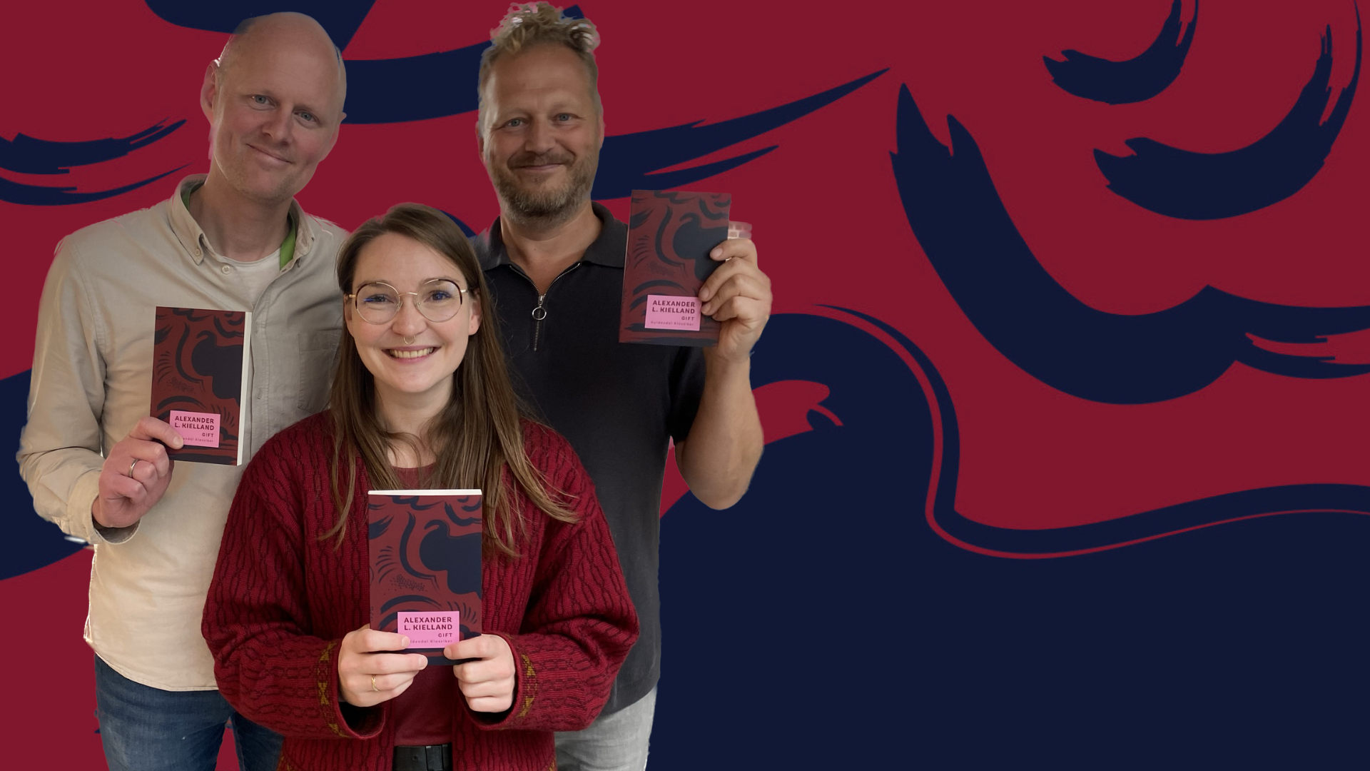 Åsmund, Thale og Tomas holder opp hvert sitt eksemplar av Gift.