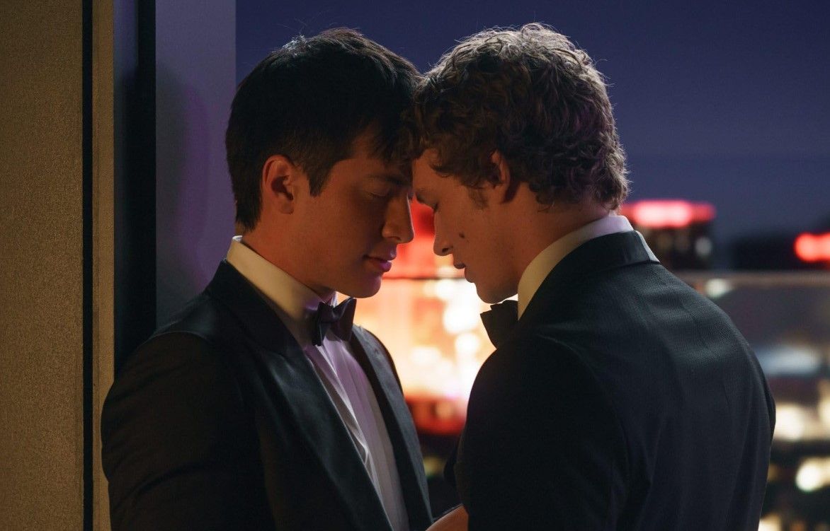 Foto fra serien Heated Rivalry, to menn står tett sammen.