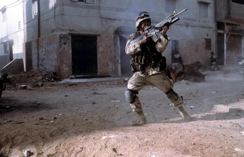 Soldat skyter i gatene i filmen Black Hawk Down