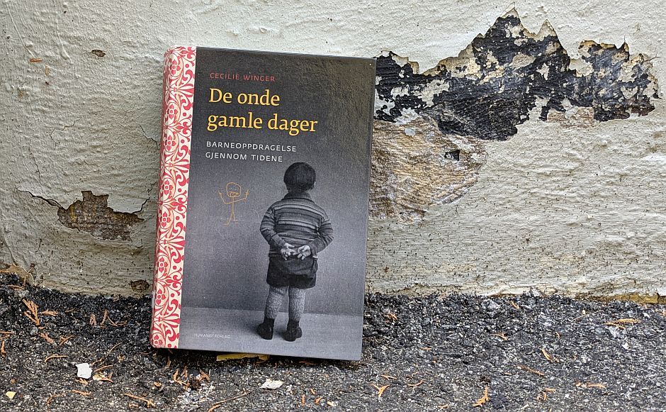 De onde gamle dager av Cecilie Winger stående foran en vegg