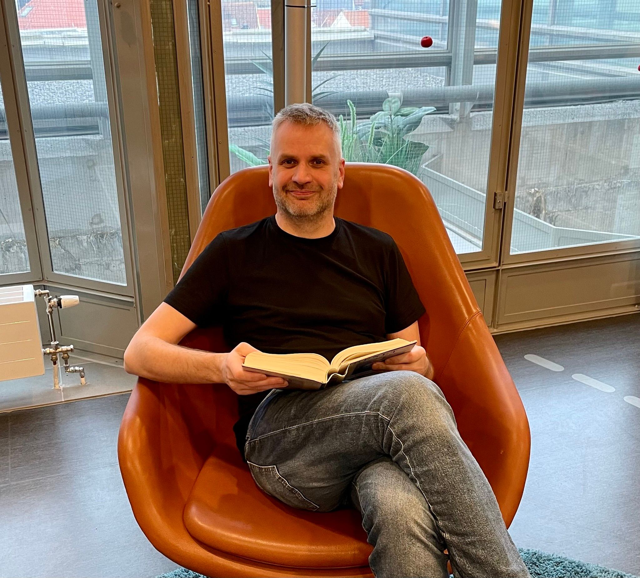 Foto av Yngve Anda som smiler til kamera.