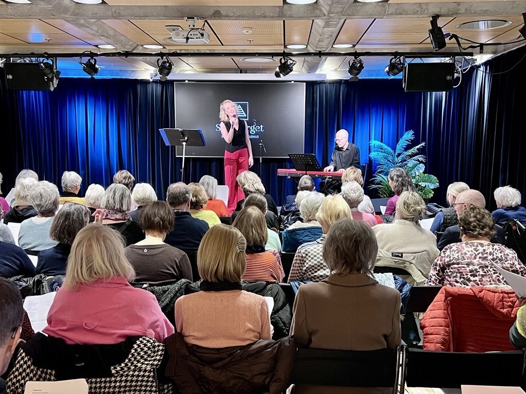 Hege Hunsager synger kjente sanger på Allsang på Sølvberget.