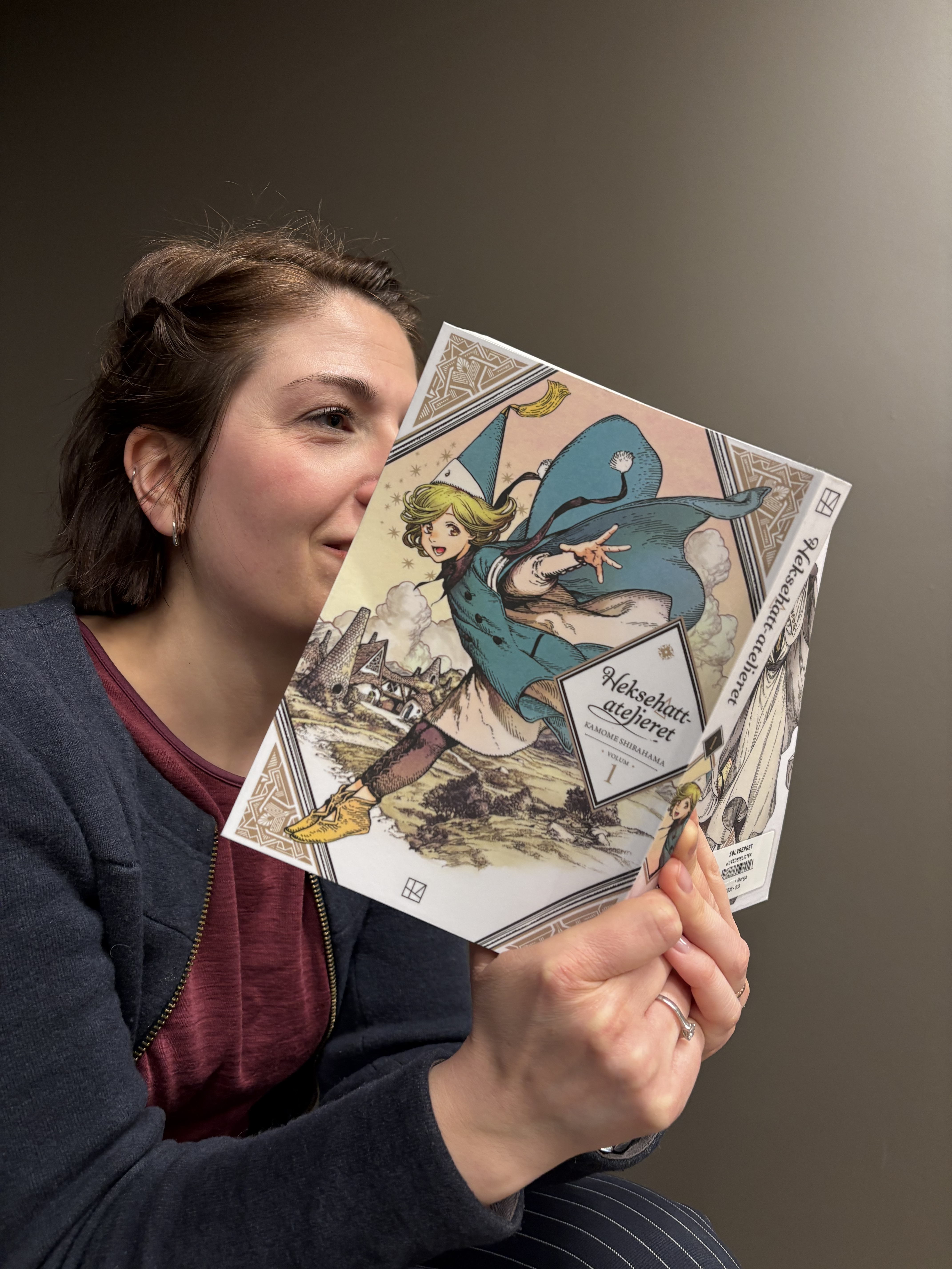 Bibliotekar Sofie leser Heksehatt-atelieret volum 1