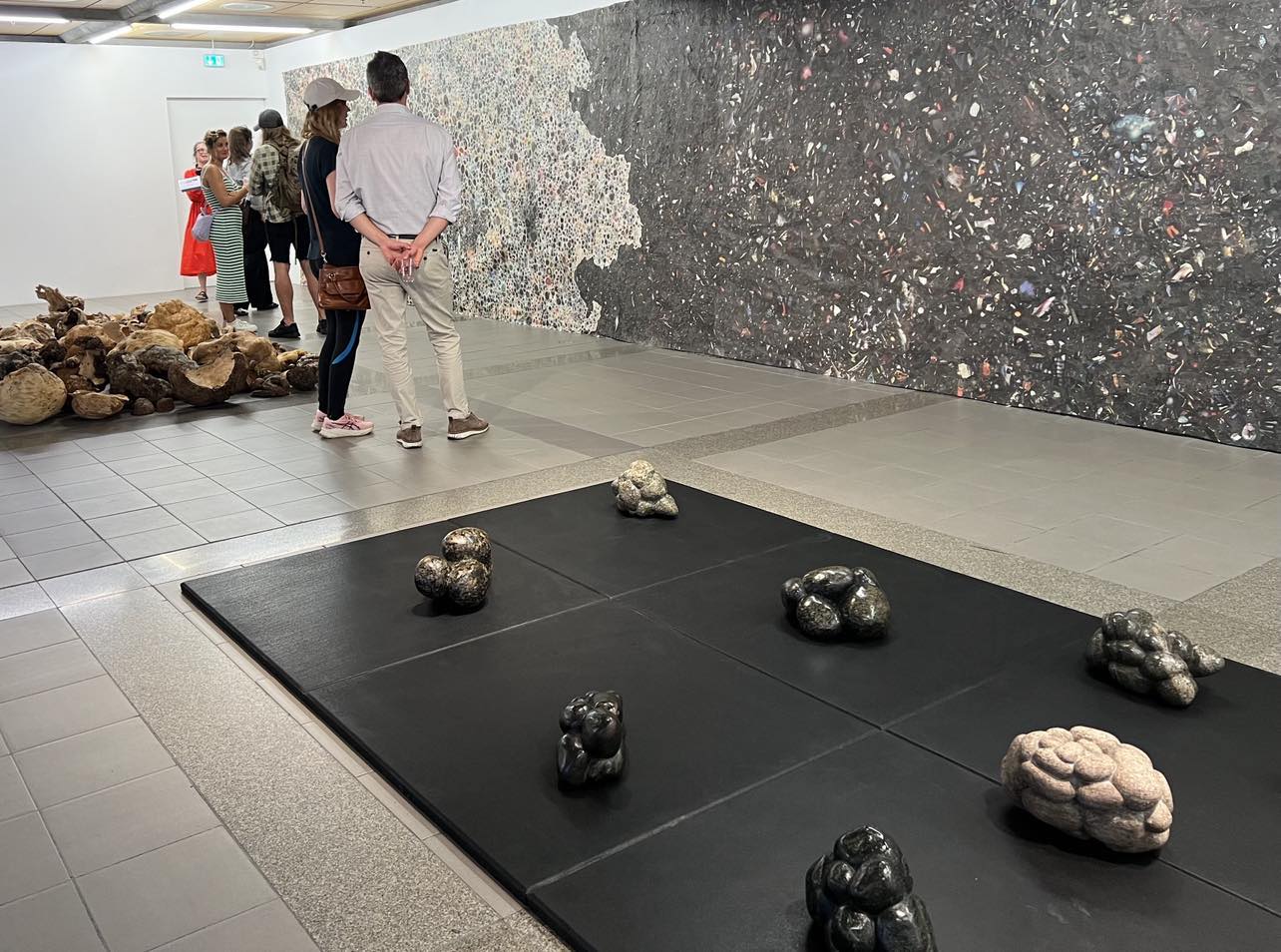 Bilde fra åpningen av utstillingen til Matt Bryans i september 2023. 