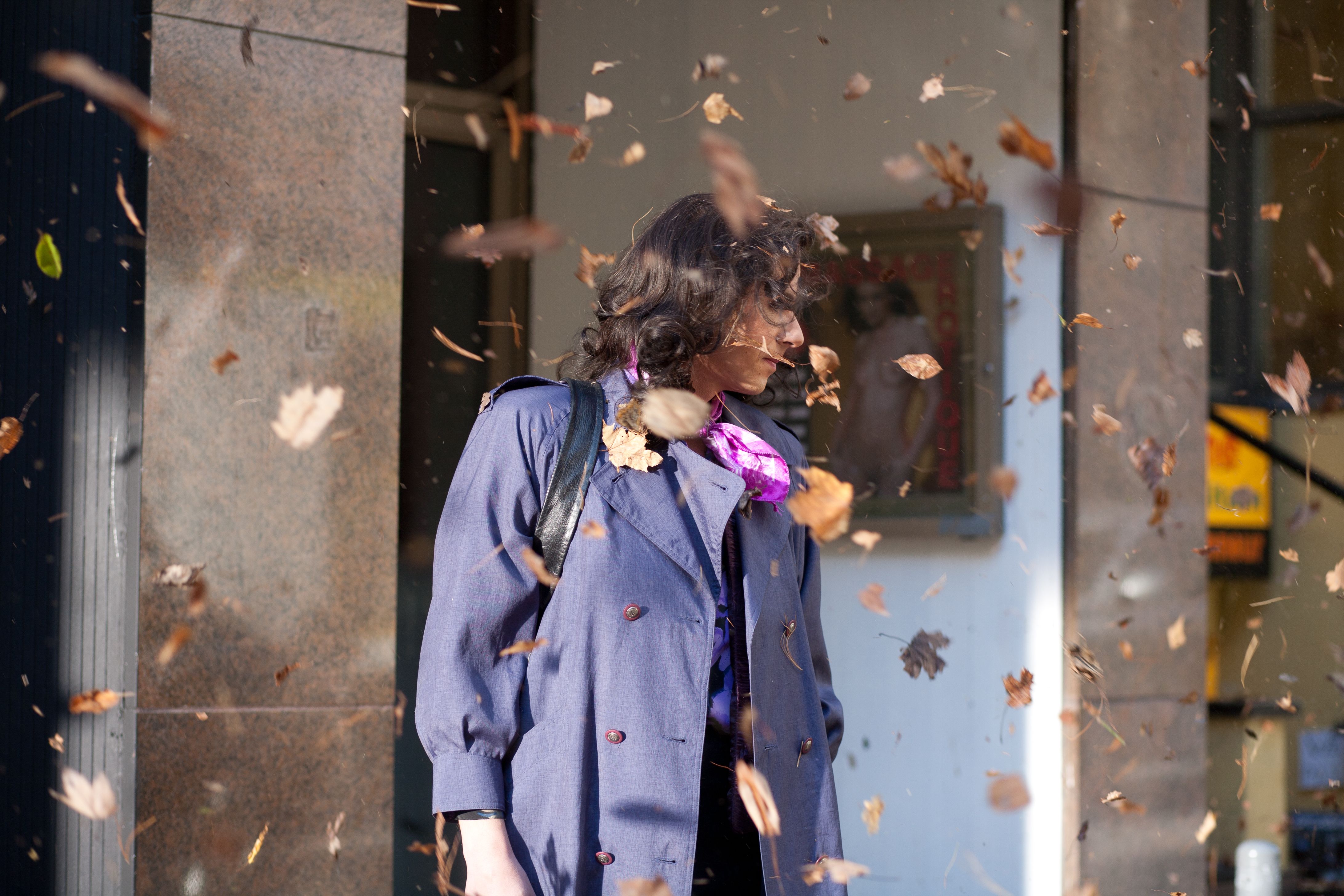 Foto: Kvinne i bakkant av høstblader