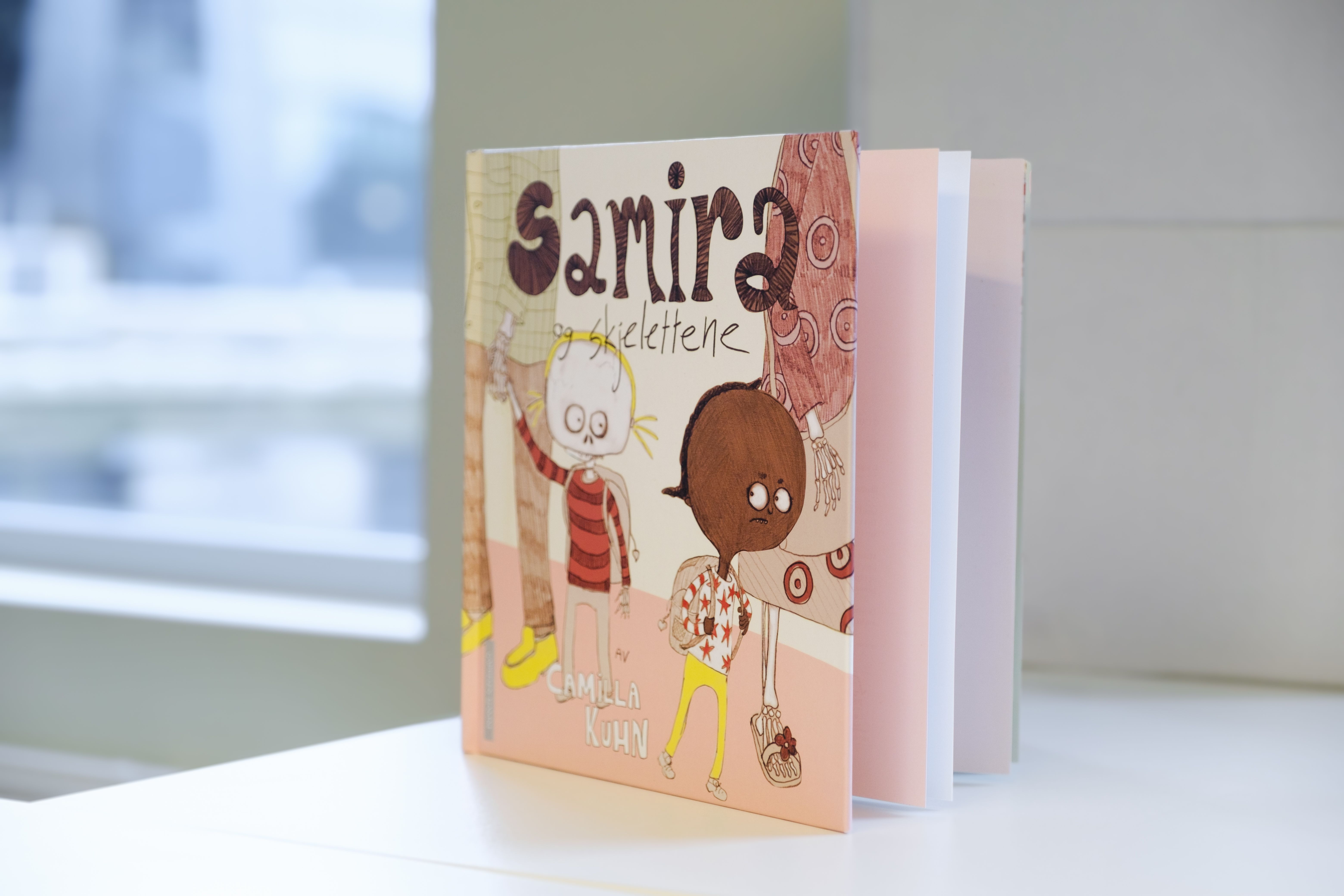 Foto av boka Samira og skjelettene stående