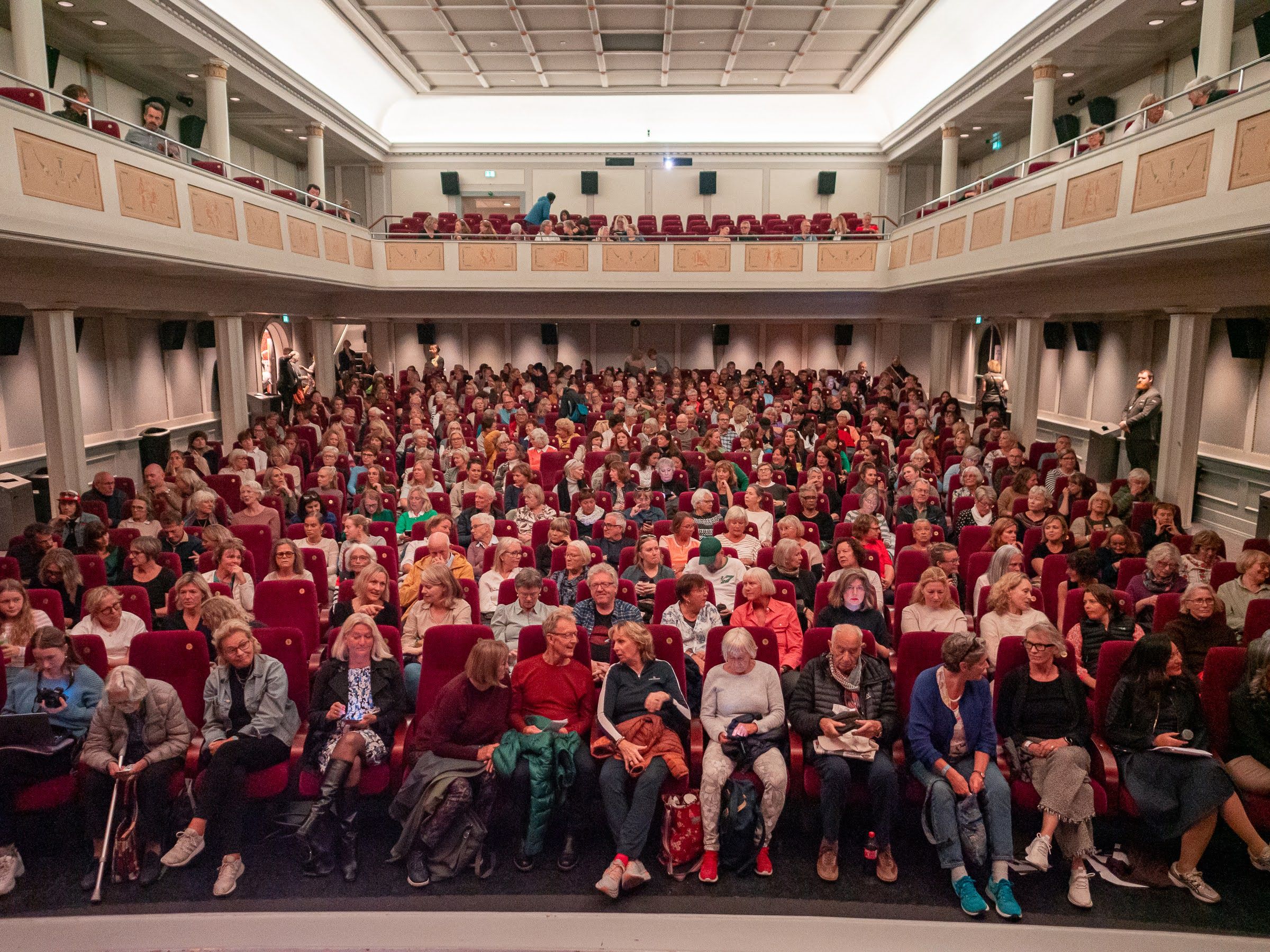 Publikum i kinosal 1 på Sølvberget har bokprat