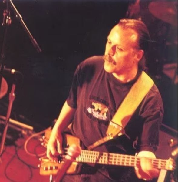 Kjell Jensen på scenen med bassgitar