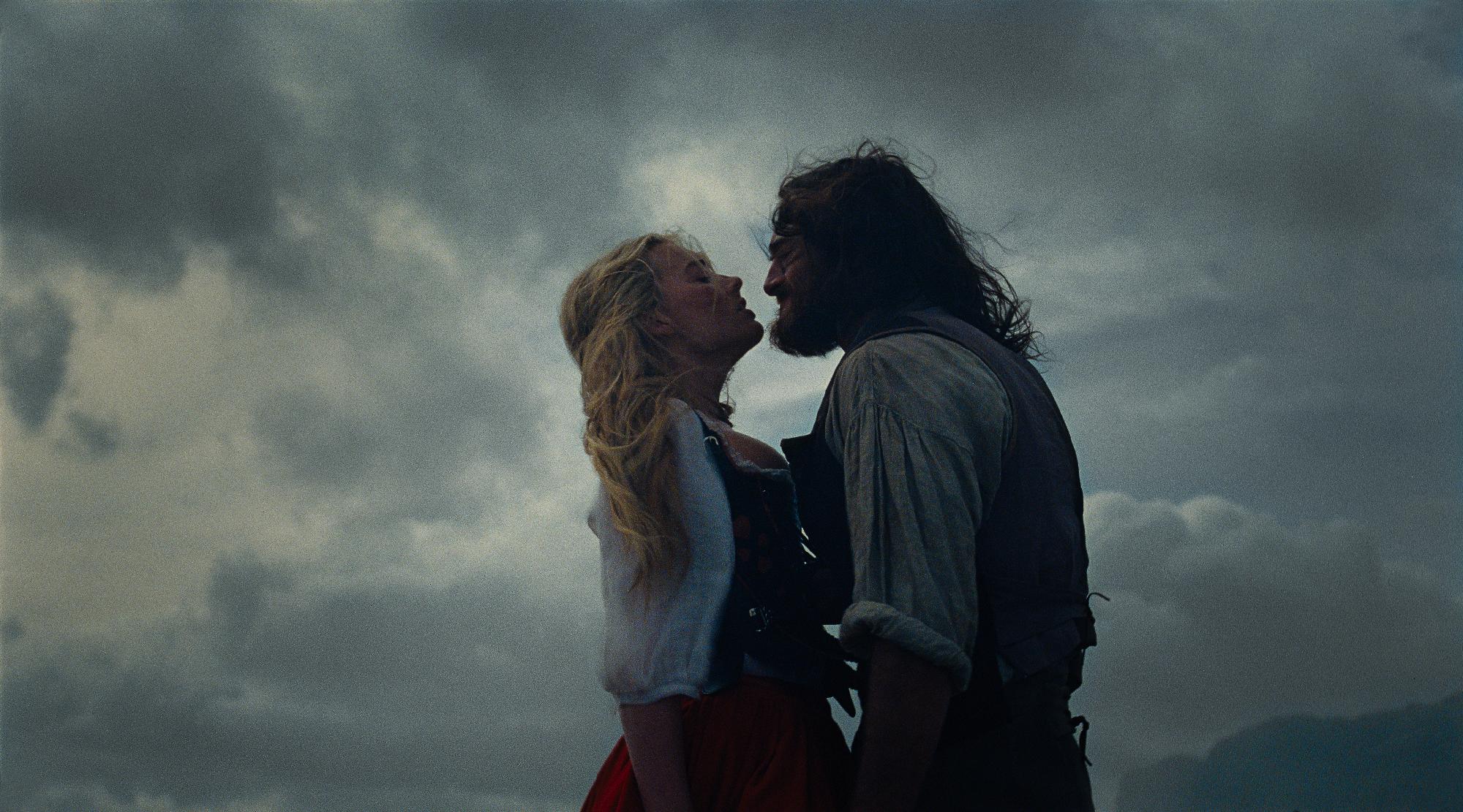 Margot Robbie og Jacob Elordi i filmen Wuthering heights