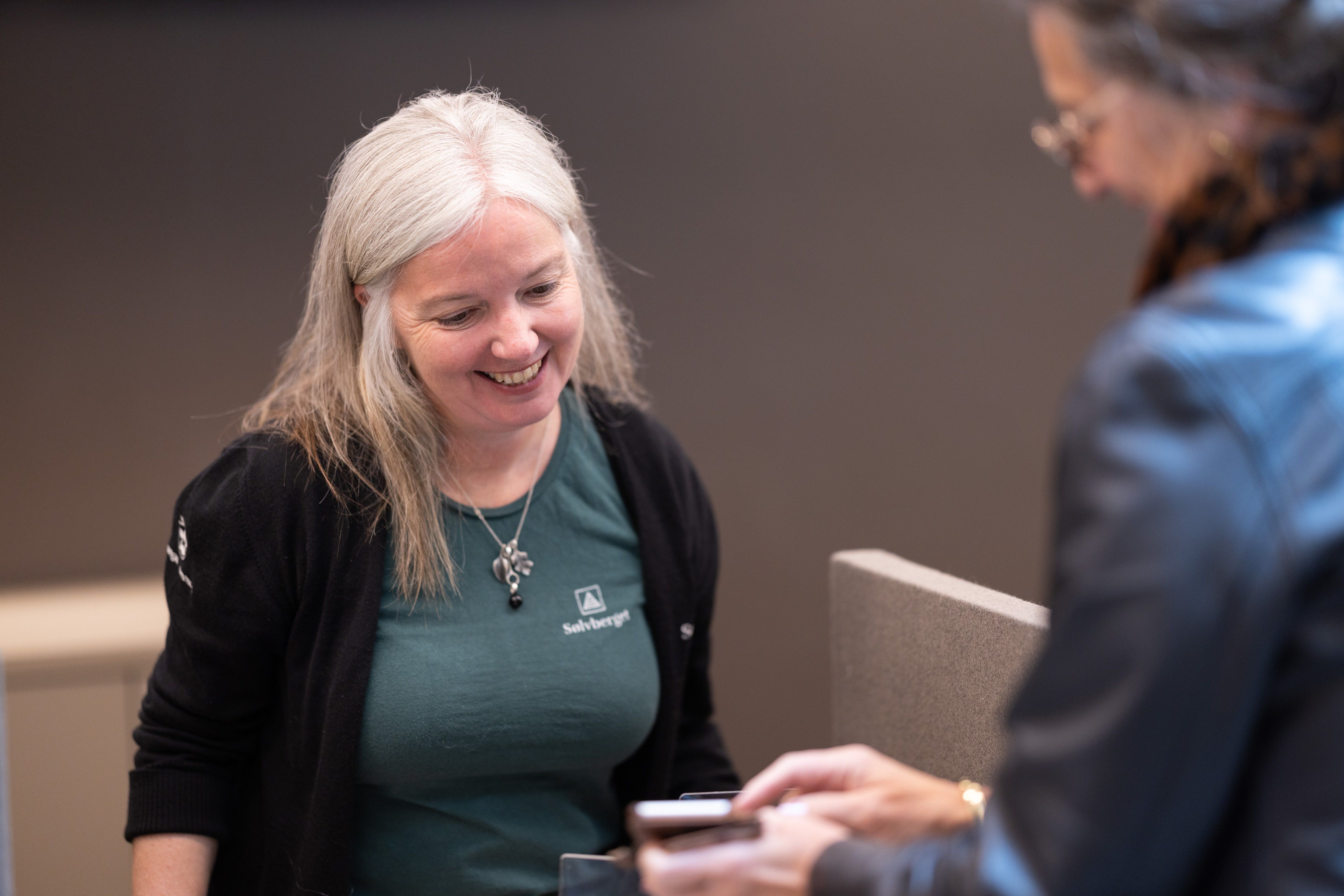 Nina Backe som jobber på Rennesøy bibliotek