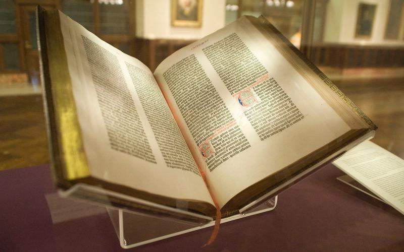Bibel fra 1400-tallet utstilt i monter