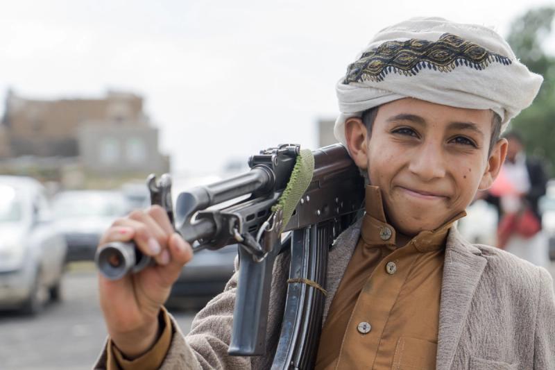 Mange gutter i Jemen har byttet ut skolebøkene med våpen.