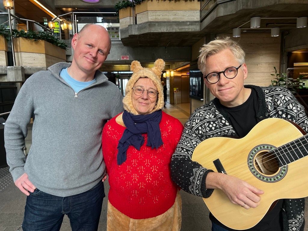 Åsmund, Eli Gunn utkledd som Ole Brumm og Ebbe i foajeen på Sølvberget
