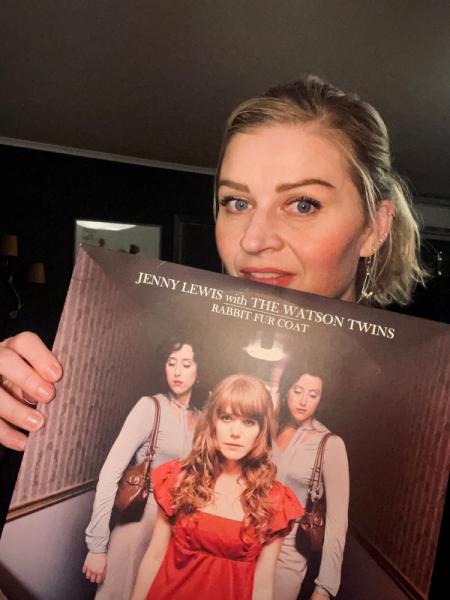 Marianne Hovdan holder plate med Jenny Lewis with the Watson twins