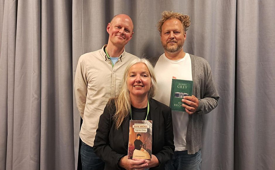 Åsmund Ådnøy Tomas Gustafsson Nina Bachke med boka Agnes Grey av Anne Brontë