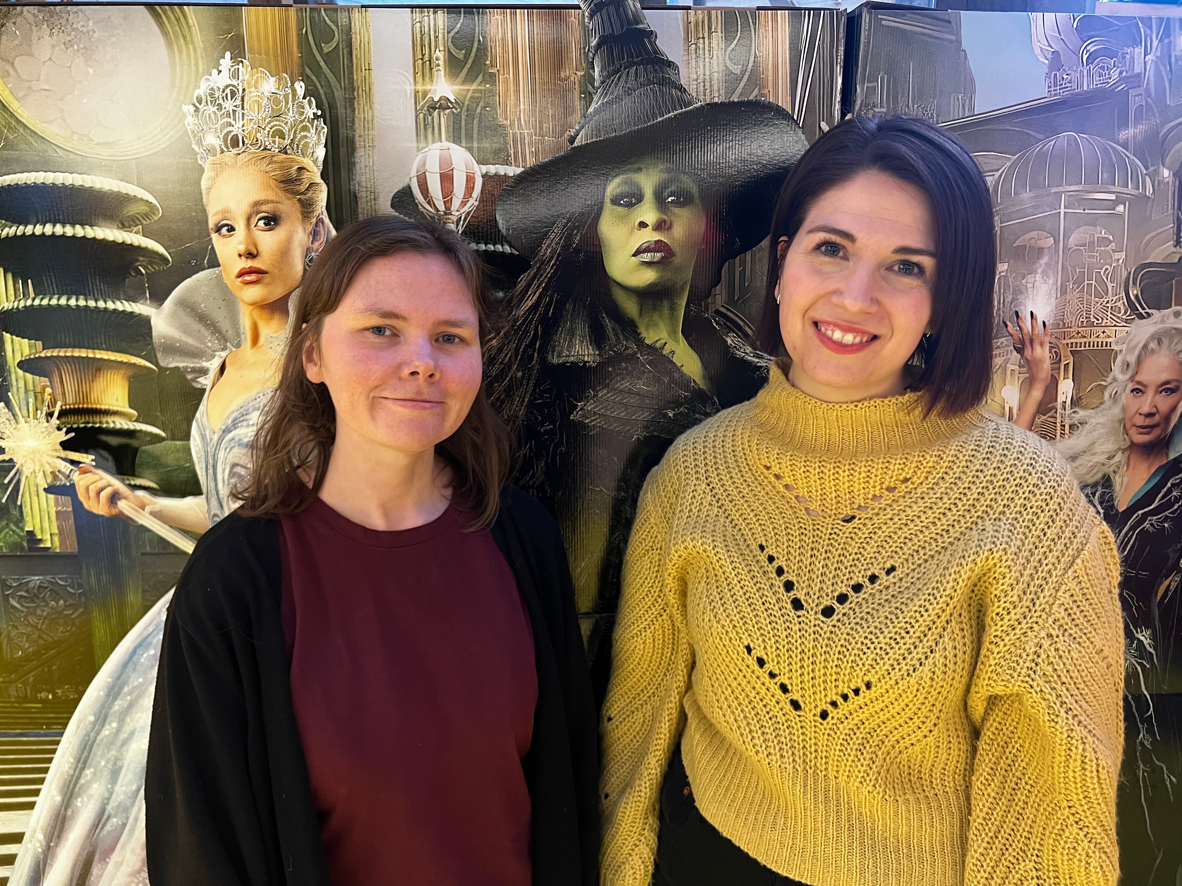 Bibliotekarer Mette og Sofie står foran Wicked plakat