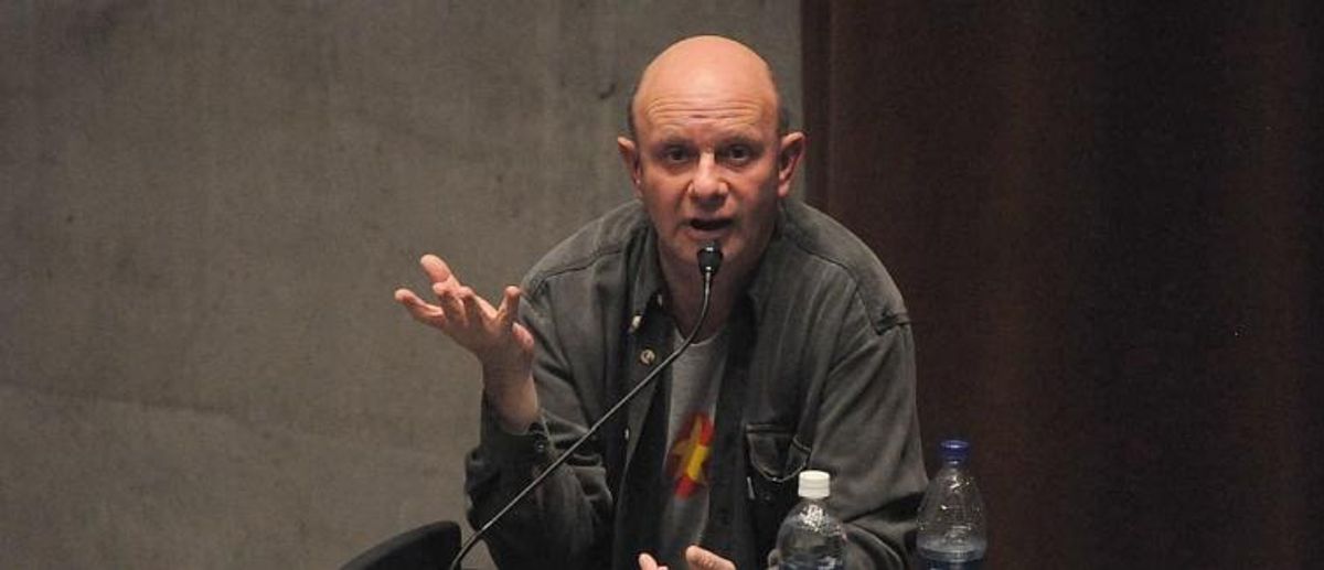 Nick Hornby på scenen (Wikimedia Commons)