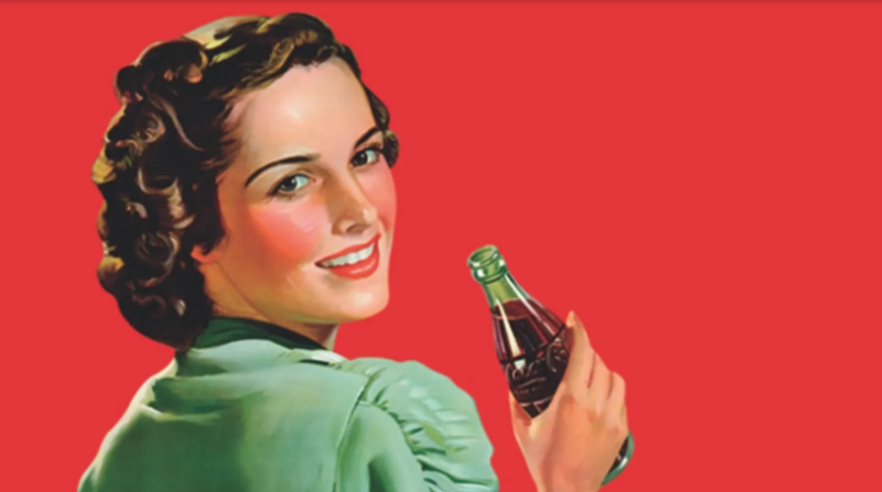 kvinne drikker cola med rød vegg