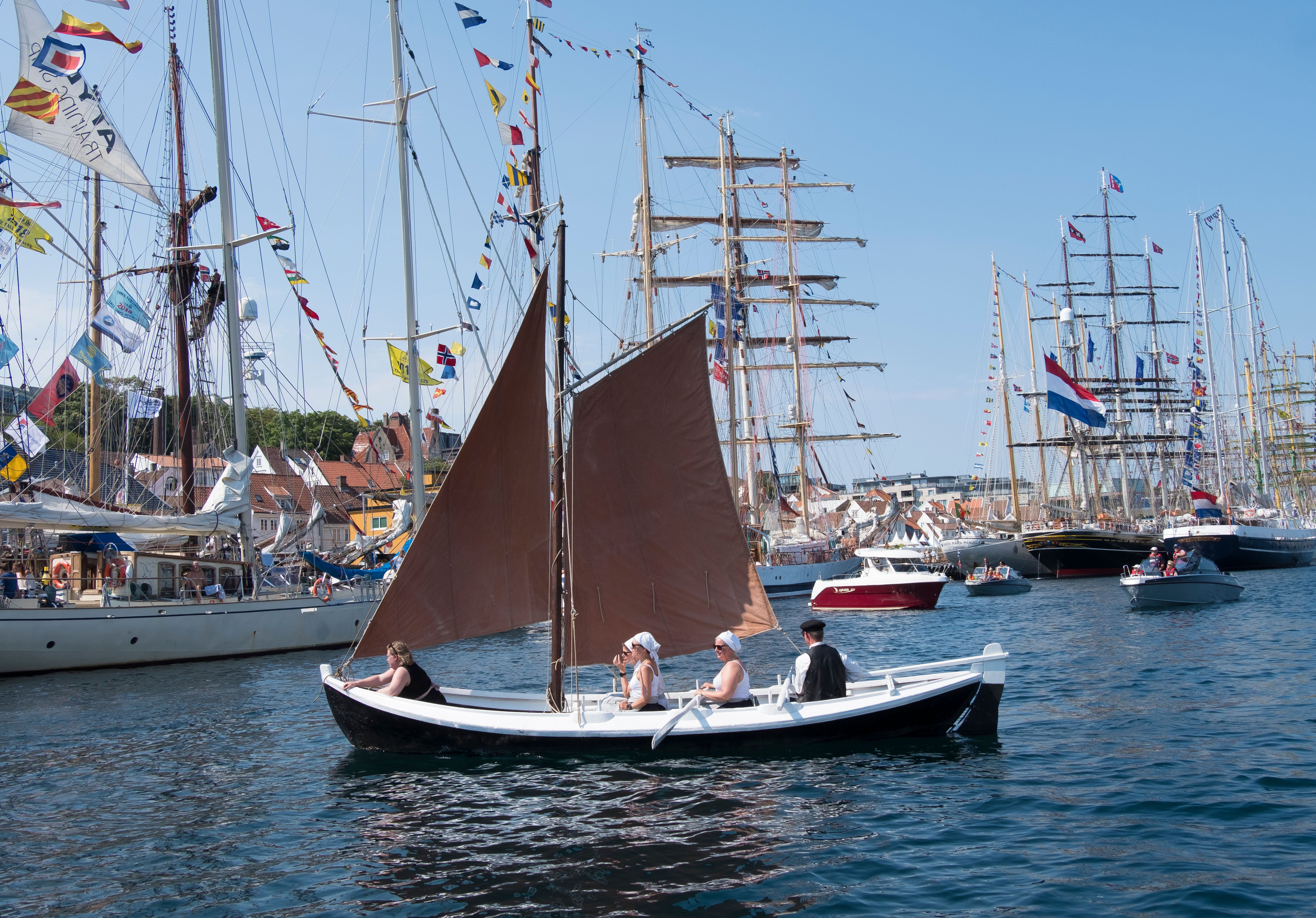 The Tall Ships Races i 2018. En mindre seilbåt i Vågen, med flere større skuter rundt og noen småbåter.