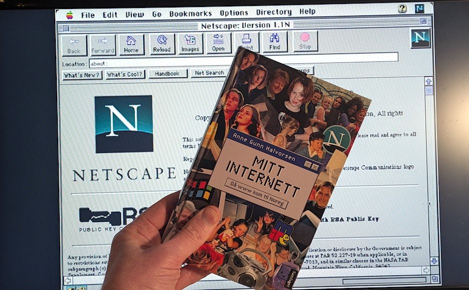 Anne Gunn Halvorsens bok Mitt internett holdt foran en skjerm