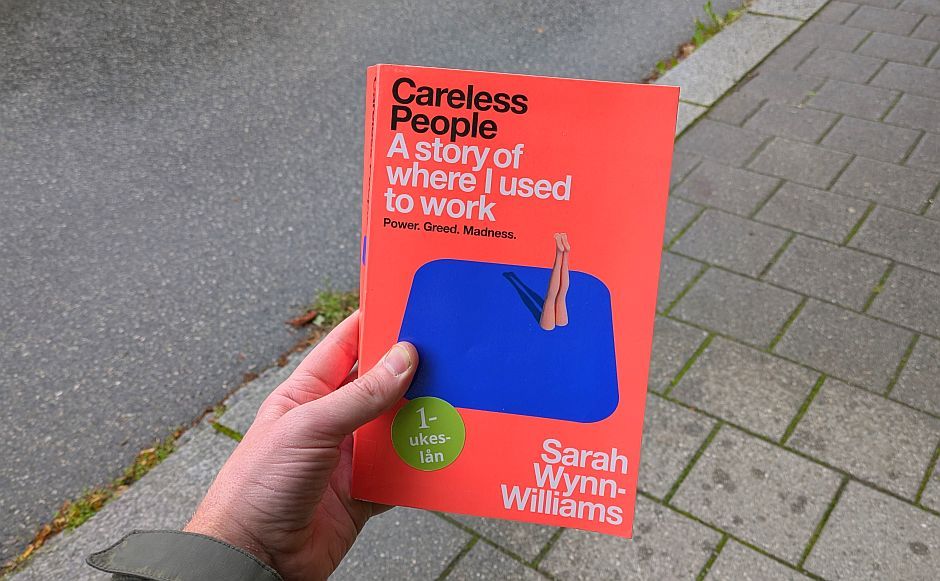 Sarah Wynn-Williams' bok Carless people holdt ved et fortau