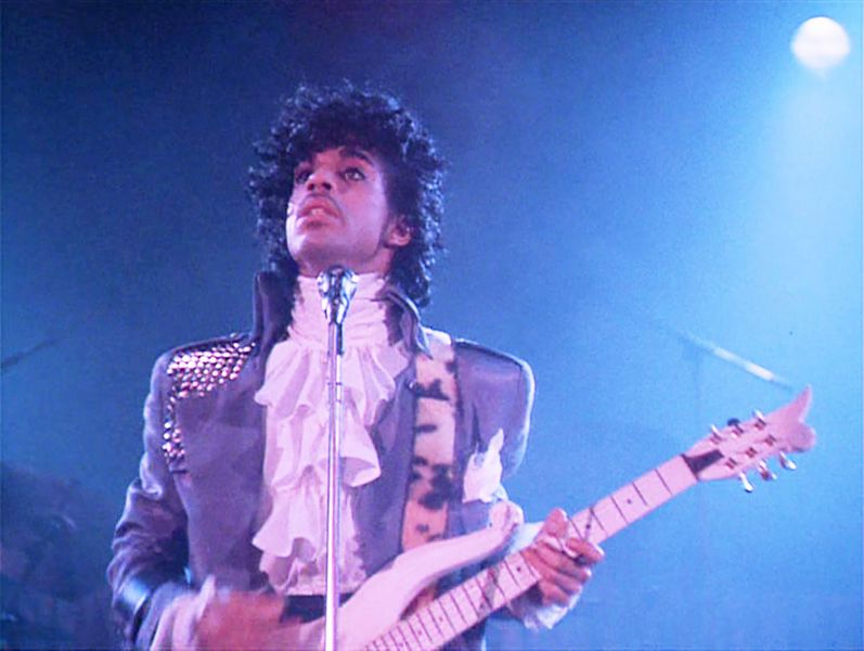 Artisten Prince holder gitar
