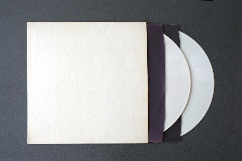 The White Album med The Beatles to LP-er trukket ut av cover