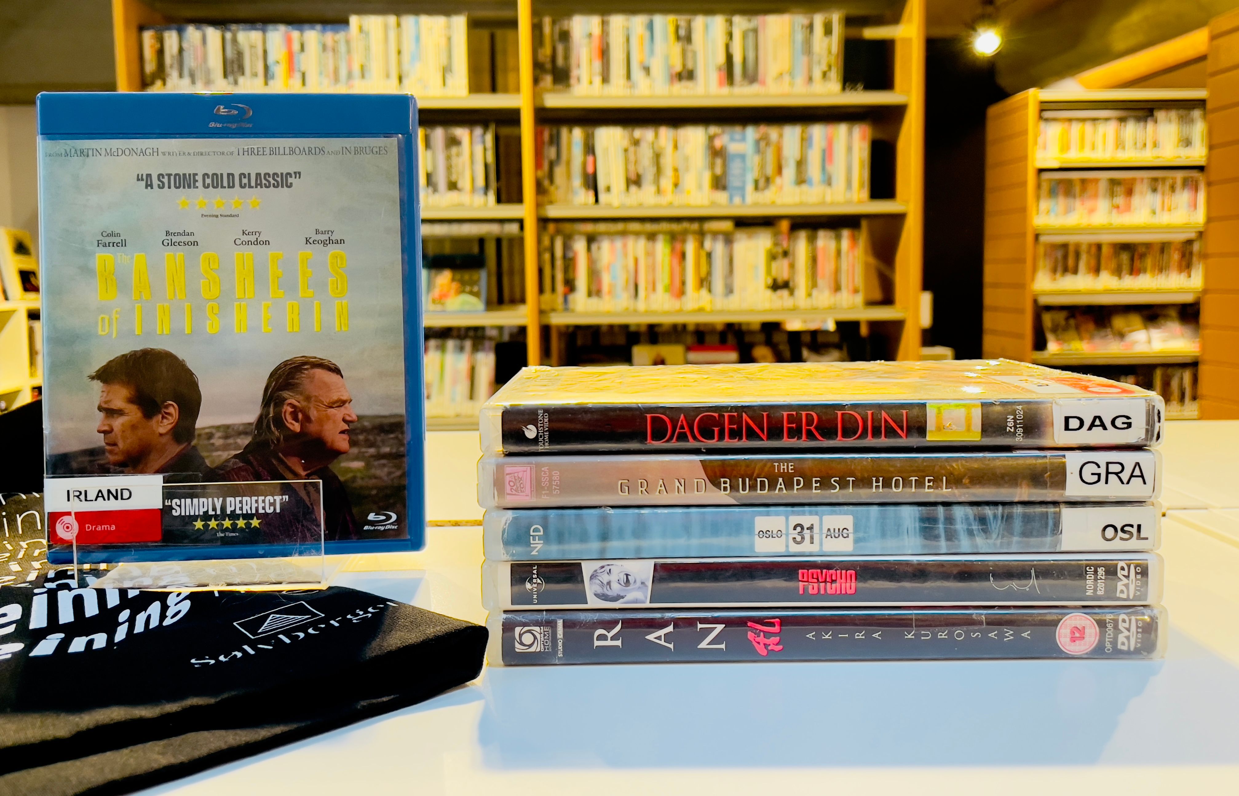 Foto av en bunke med filmer. Foto av Anne Helen Robbesrstad 
