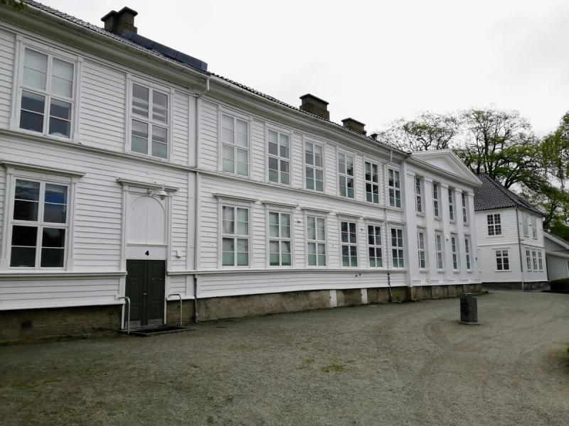 Eksteriør fra Stavanger katedralskole i mai 2024 foto Åsmund Ådnøy Sølvberget