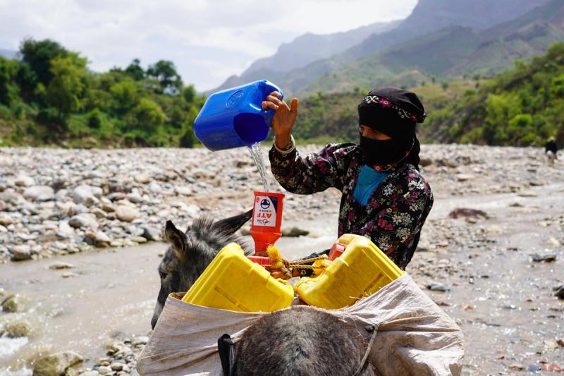 47 år gamle Samira må dra langt for å få tak i rent vann til familien.