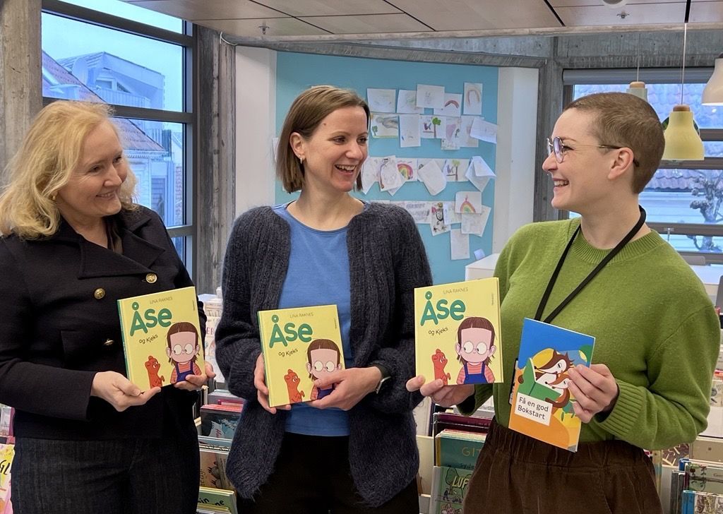 Tre damer viser frem bøker og smiler til hverandre: fra venstre Anne Brit Ackers, Ragnhild Søreide og Thale Dobbert