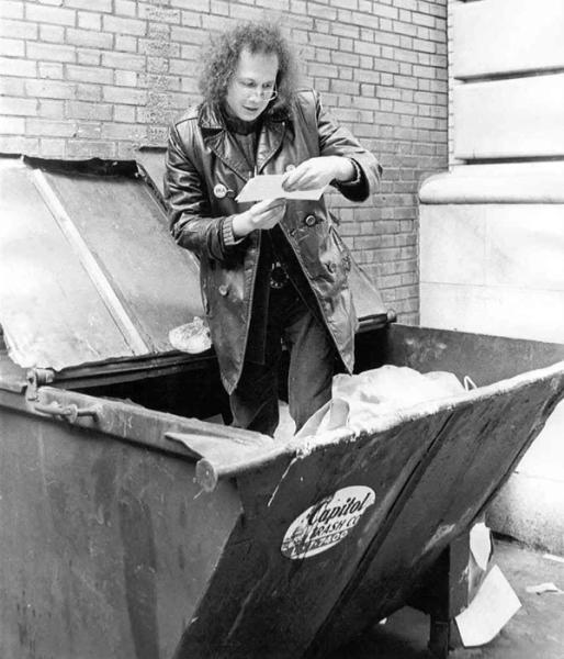 mann i søppelcontainer svart-hvitt