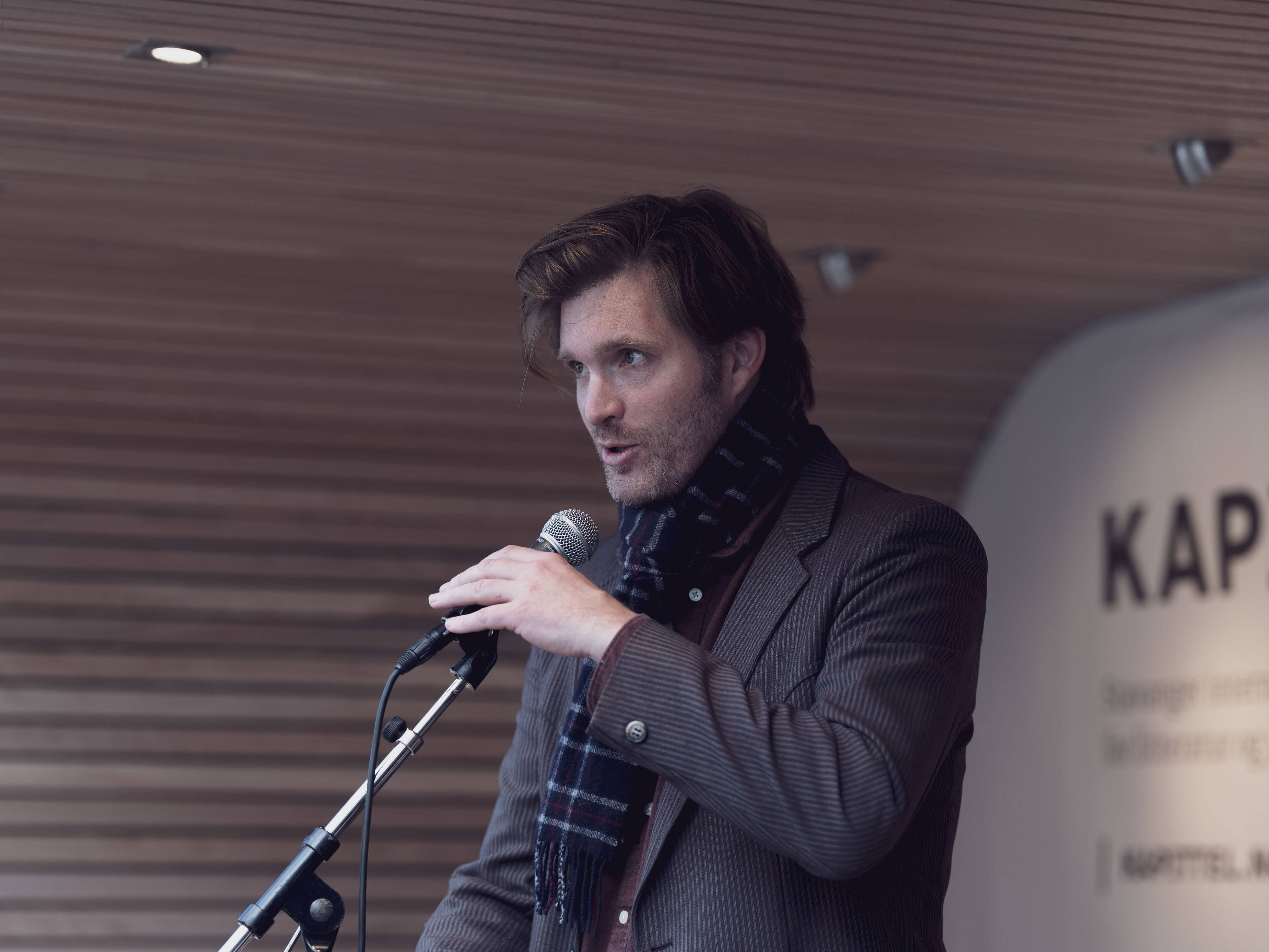 Eirik Bø på scenen under Kapittelfestivalen i 2021. Foto av Tord Paulsen