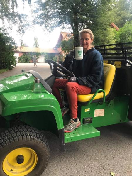 Anita Høyvik på traktor