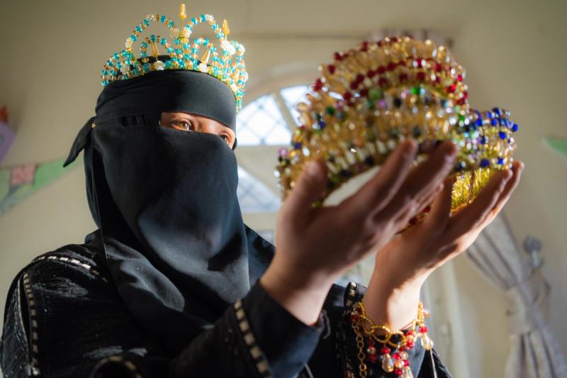 20 år gamle Rhama Ahmed har lært seg å lage tradisjonelle brudekroner som hun selger på markedet i Sanaa