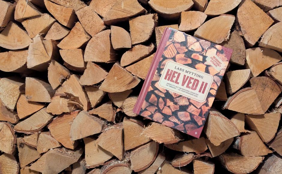 Boka Hel ved II stående i en vedstabel