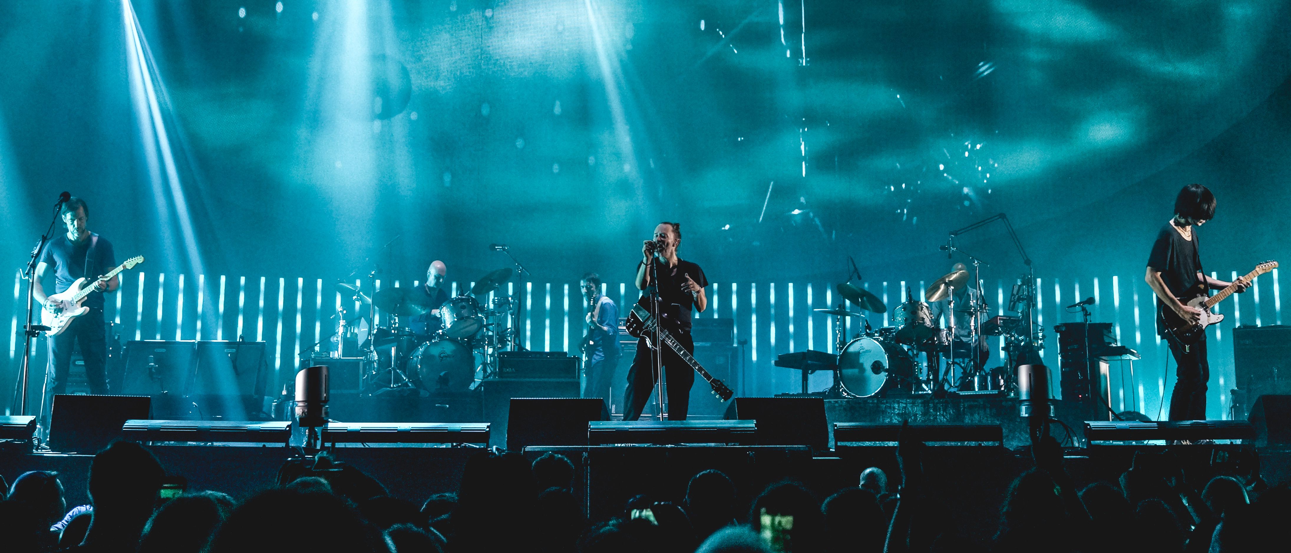 Bildet: Radiohead live i Boston, 2018, Wikimedia Commons. (https://commons.wikimedia.org/wiki/File:Radiohead_@_TD_Garden_(Boston,_MA)_(41943154500)_(cropped).jpg)
