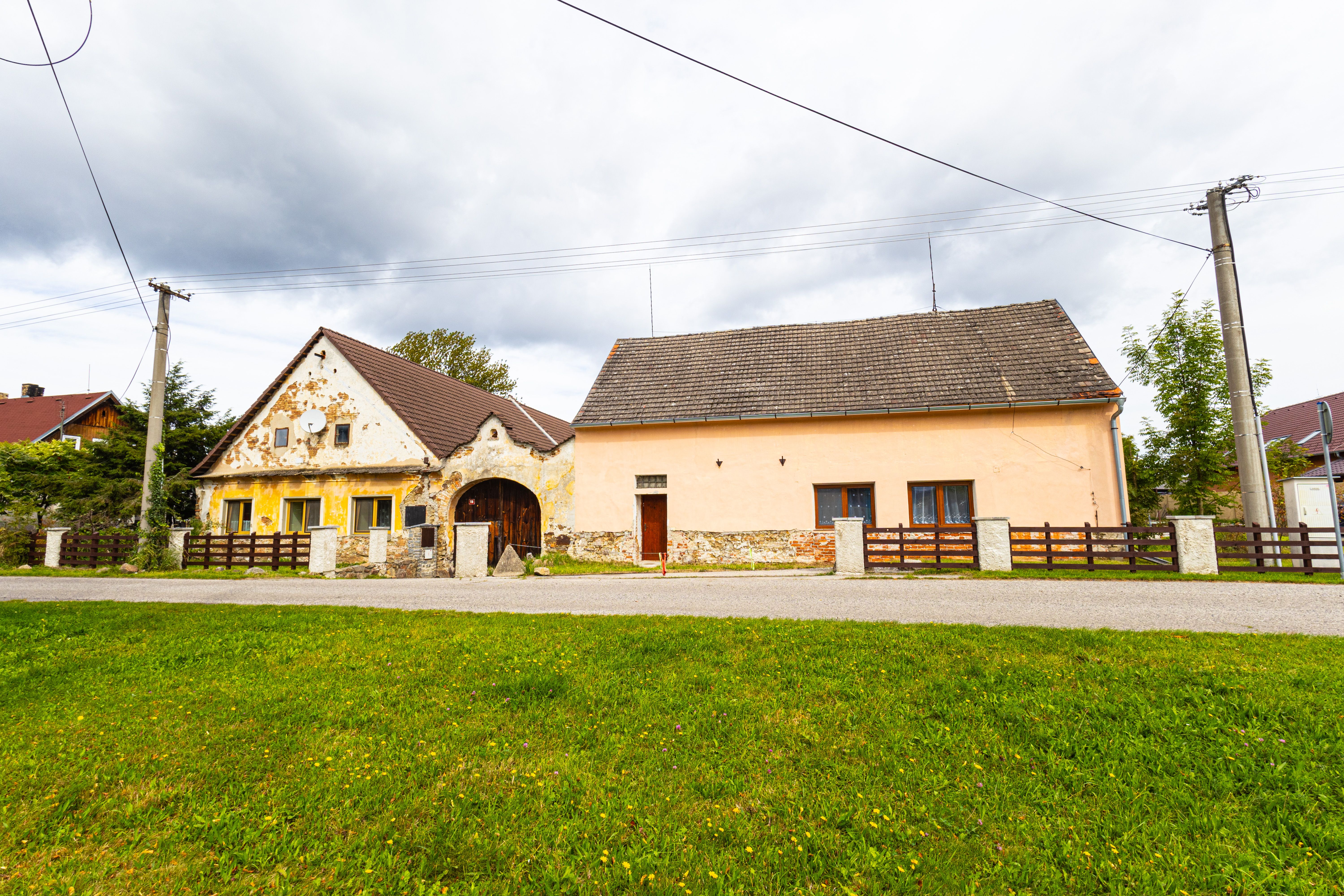 Prodej vesnického statku se dvěma domy 840 m2, pozemek 2253 m2,Byňov u Nových Hradů