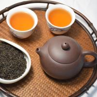 Wholesale Qimen Gongfu black tea tasting display highlighting the vibrant infusion color and high-quality loose leaves.