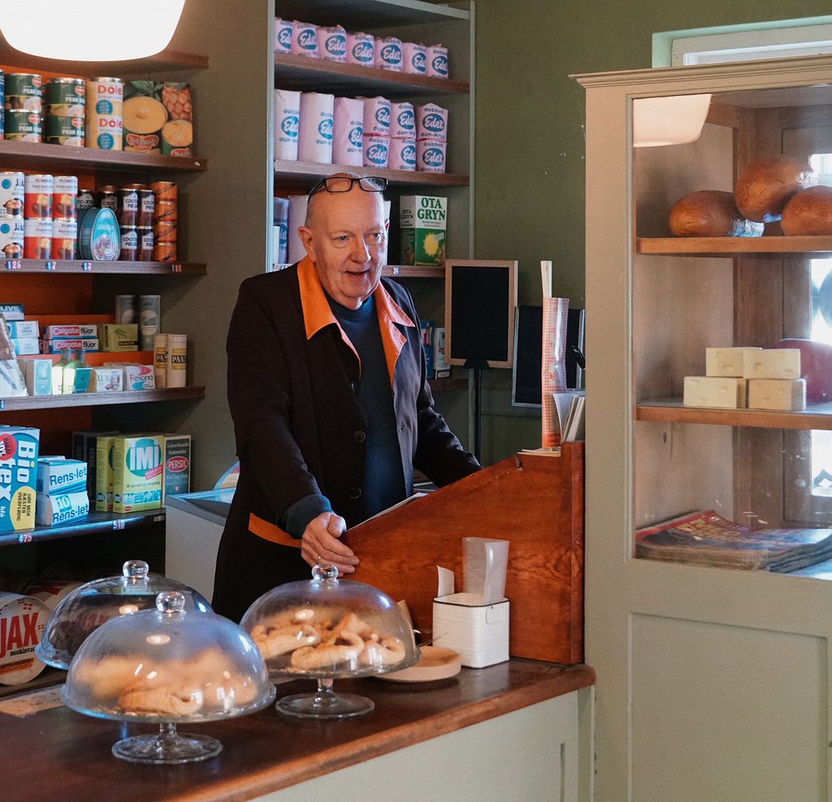 Ekspedient i den gamle brugs