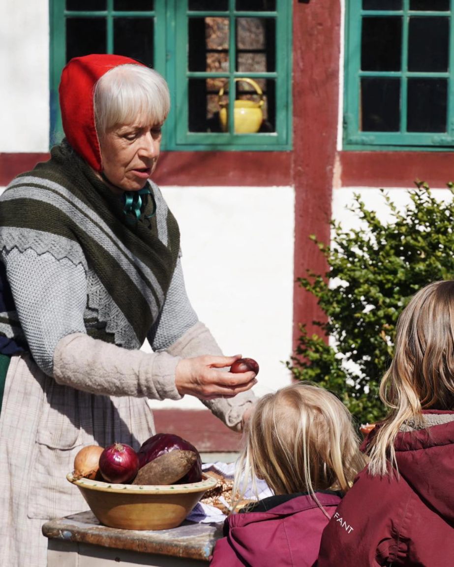 Bondekone viser frem for børn