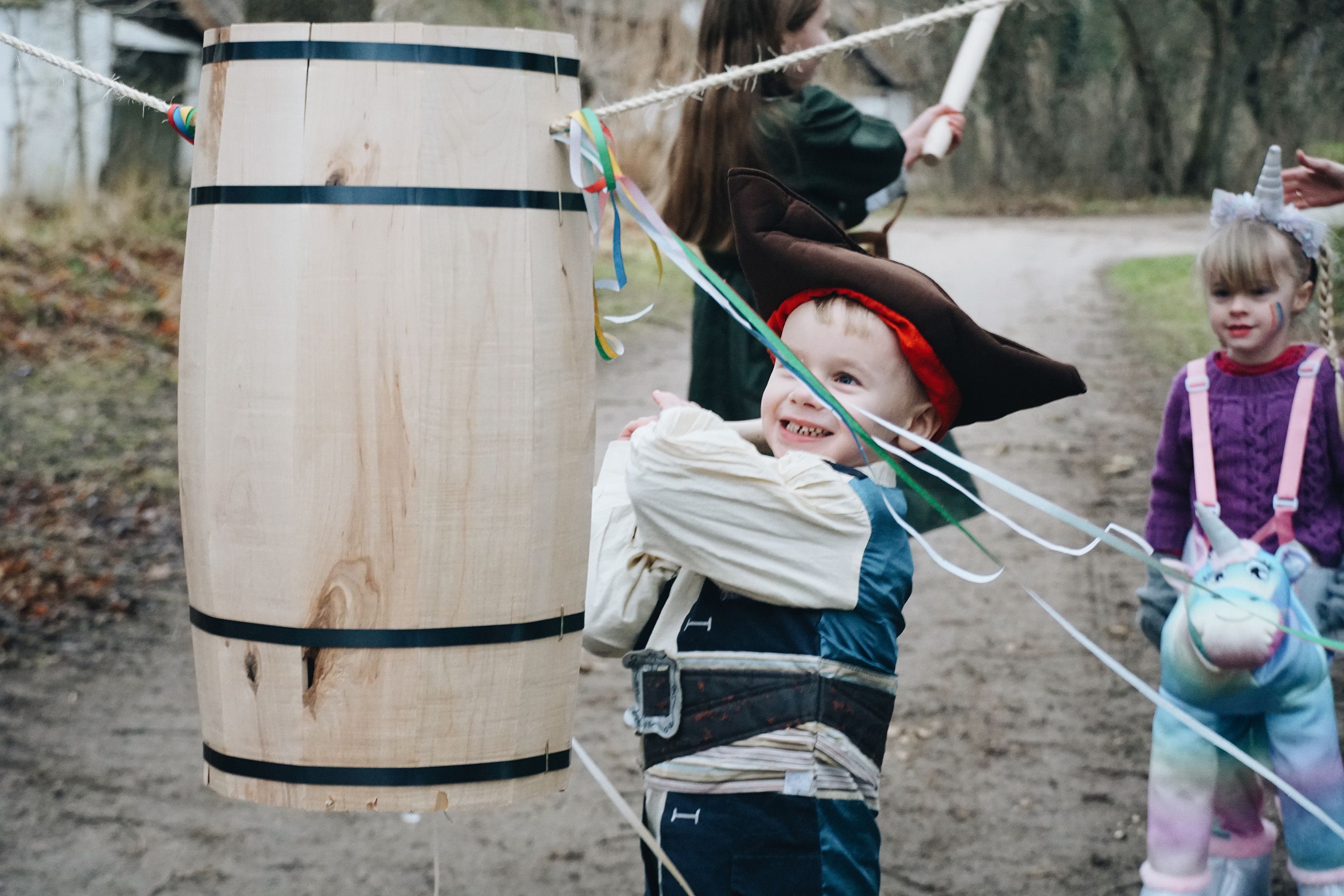 Udklædte børn skal slå til fastelavnstønden