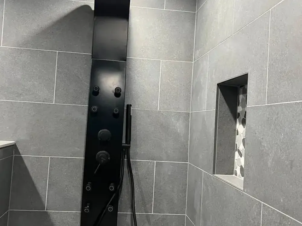 Shower niche with lighting