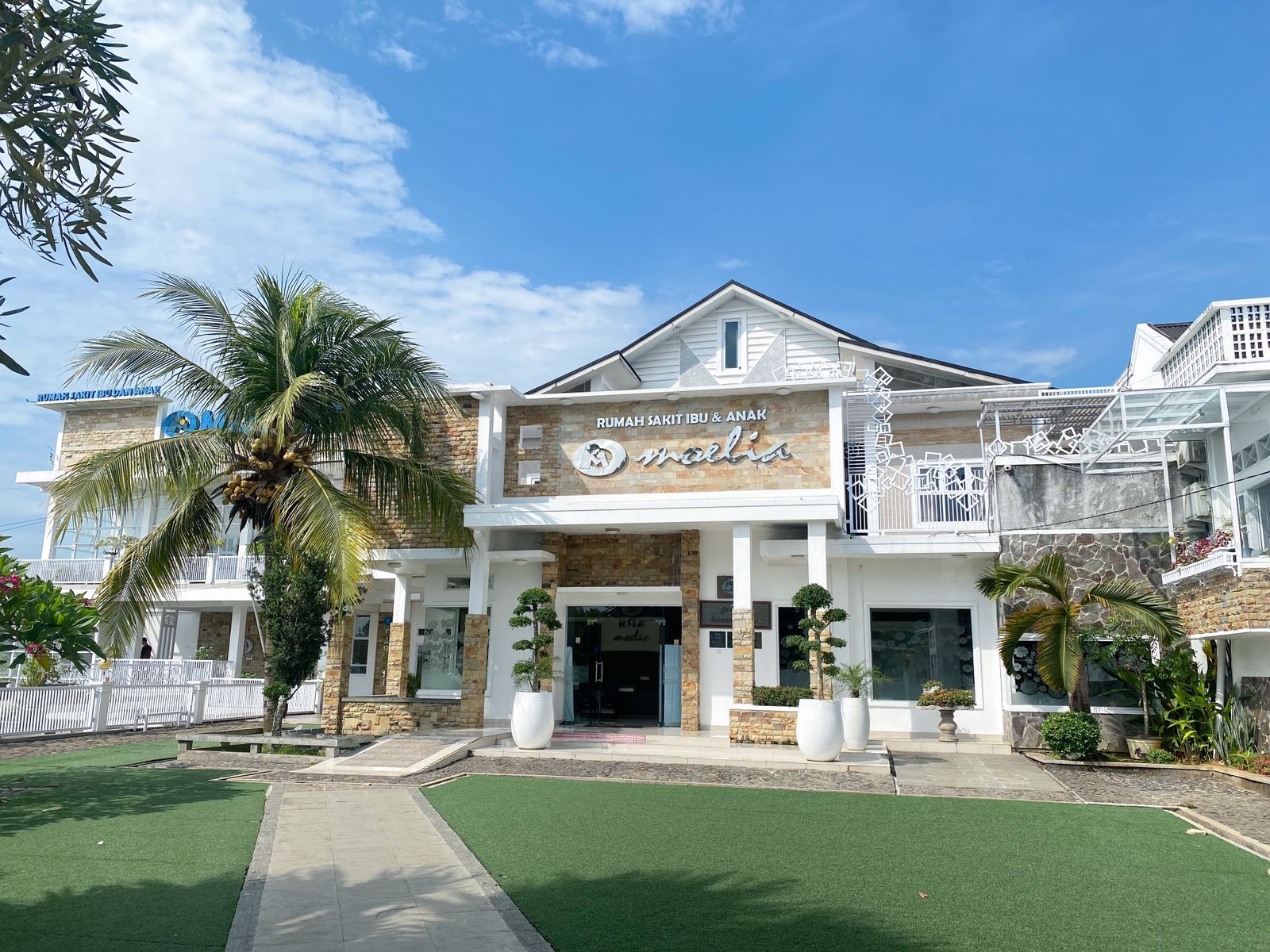 Gedung depan RSIA Moelia di Muara Bungo, Jambi