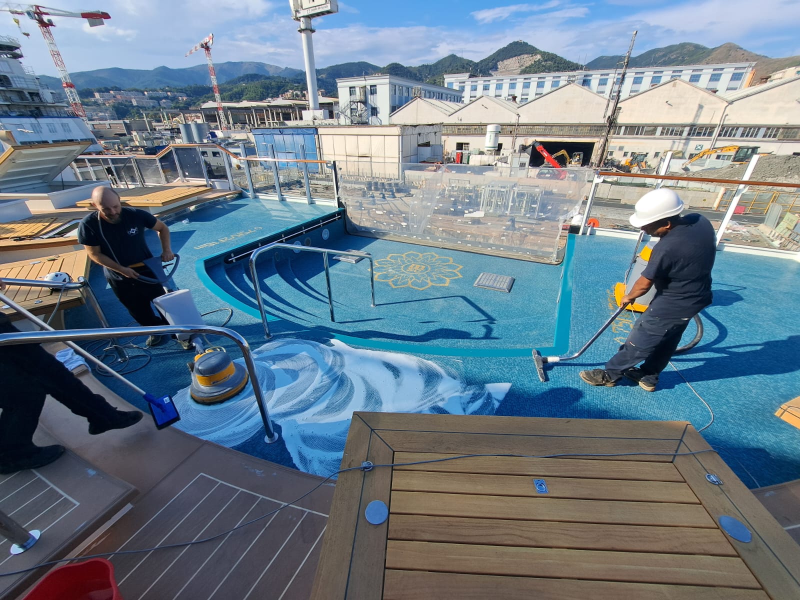 Pulizia piscina MSC - vasca